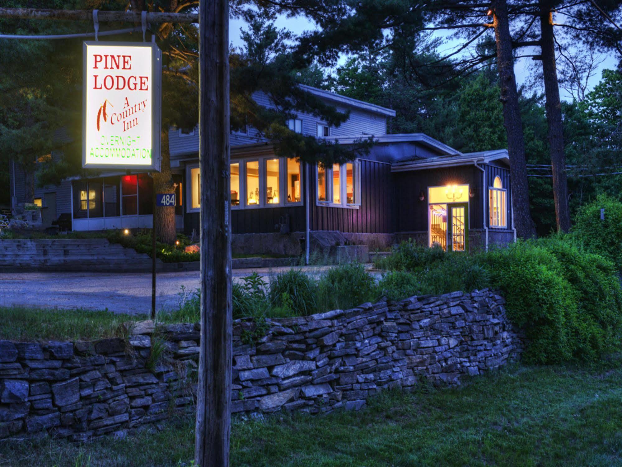 Pine Lodge Muskoka ハンツビル エクステリア 写真
